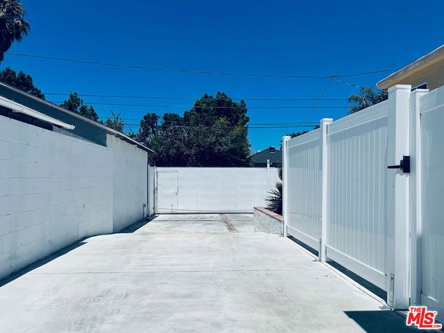 22131 Victory Boulevard, Woodland Hills, CA 91303