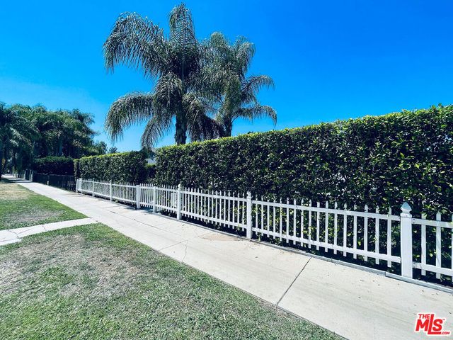 22131 Victory Boulevard, Woodland Hills, CA 91303