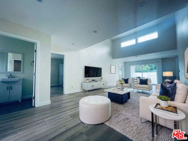 22131 Victory Boulevard, Woodland Hills, CA 91303