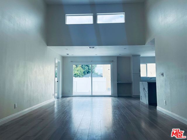 22131 Victory Boulevard, Woodland Hills, CA 91303