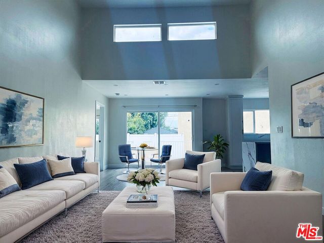 22131 Victory Boulevard, Woodland Hills, CA 91303