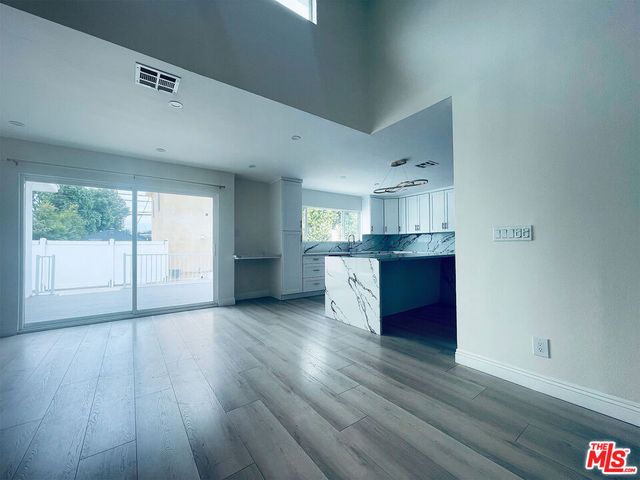 22131 Victory Boulevard, Woodland Hills, CA 91303