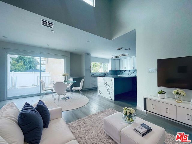 22131 Victory Boulevard, Woodland Hills, CA 91303