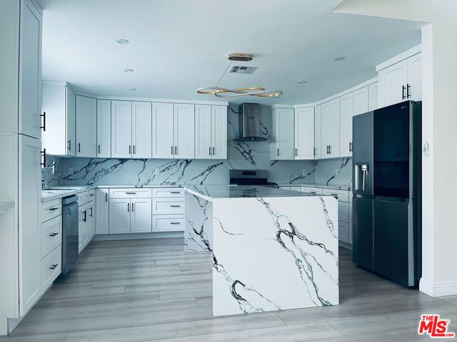 22131 Victory Boulevard, Woodland Hills, CA 91303