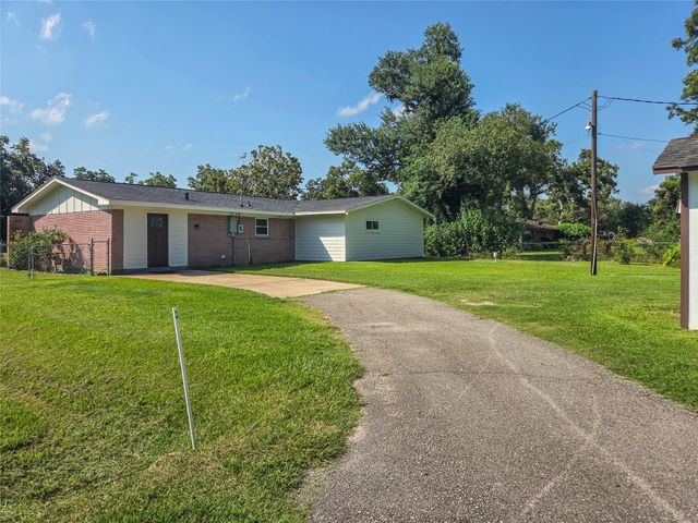 6402 Gaffney Drive, Jones Creek, TX 77541