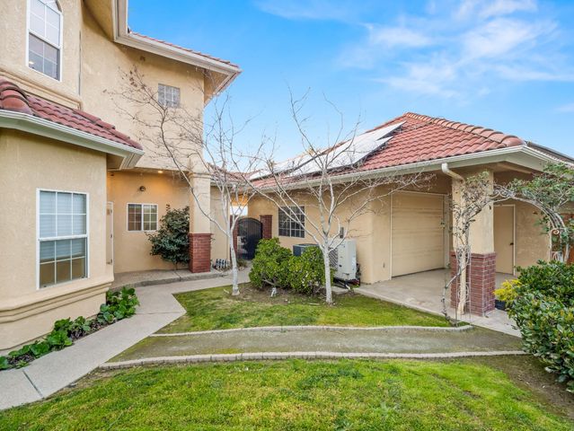 203 W Bluff Avenue, Fresno, CA 93711