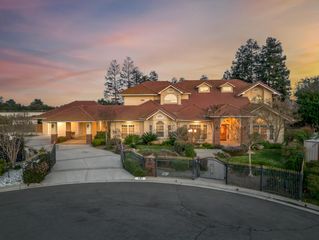 203 W Bluff Avenue, Fresno, CA 93711