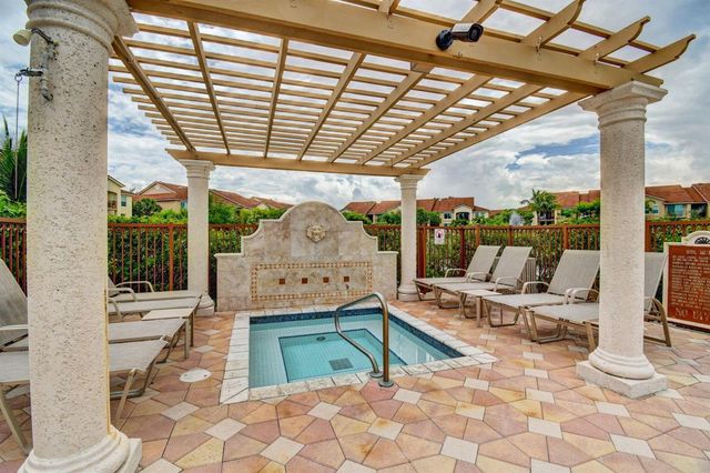 310 Villa Circle 310, Boynton Beach, FL 33435