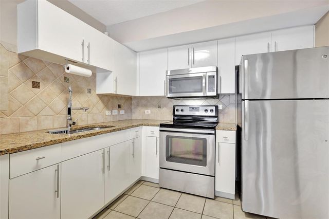 310 Villa Circle 310, Boynton Beach, FL 33435
