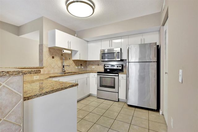 310 Villa Circle 310, Boynton Beach, FL 33435