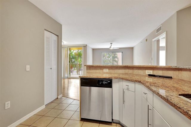 310 Villa Circle 310, Boynton Beach, FL 33435