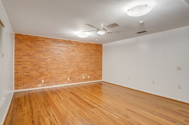 921 NW 9th Street, Grand Prairie, TX 75050