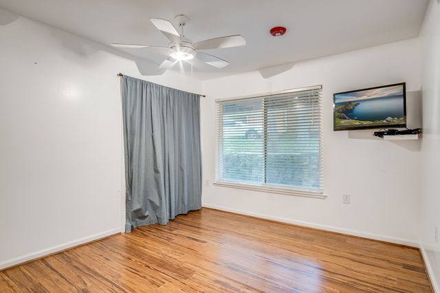 921 NW 9th Street, Grand Prairie, TX 75050