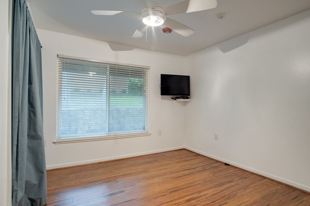 921 NW 9th Street, Grand Prairie, TX 75050