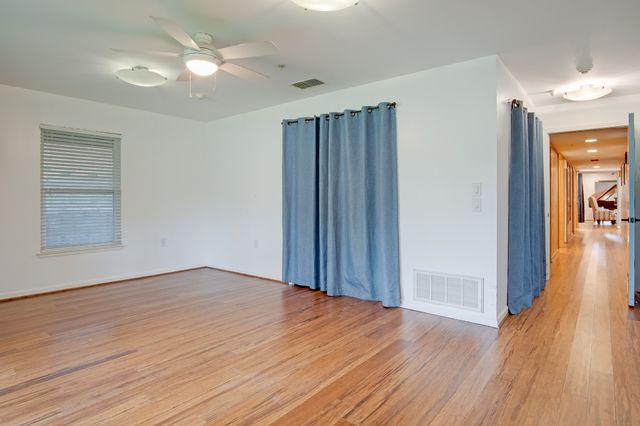 921 NW 9th Street, Grand Prairie, TX 75050