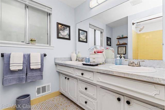 27036 Arlington Drive, Southfield, MI 48076