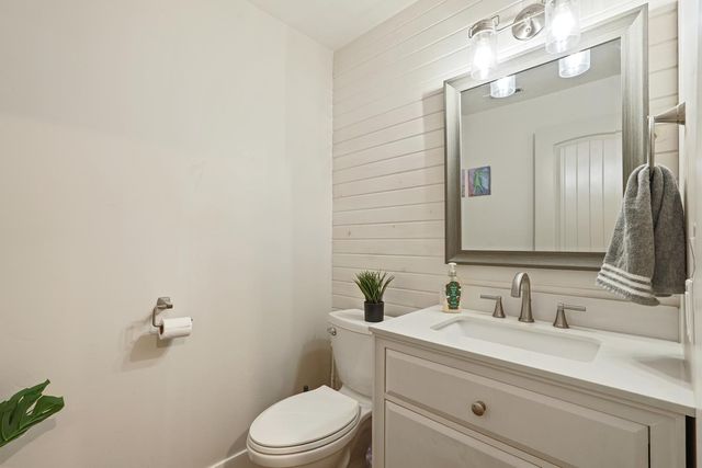 595 E Augusta St, Woodbridge, CA 95258