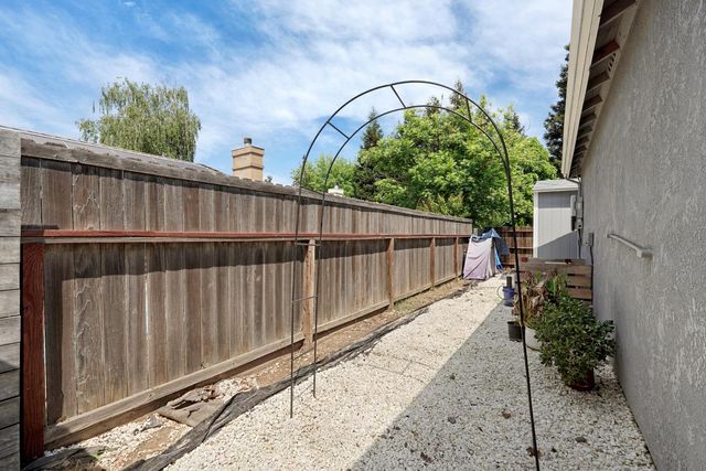 595 E Augusta St, Woodbridge, CA 95258