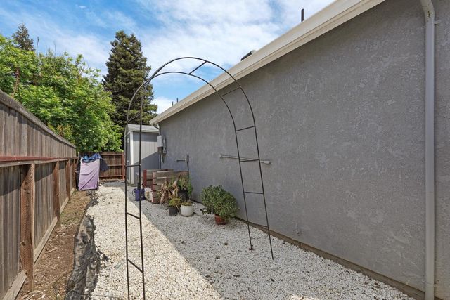595 E Augusta St, Woodbridge, CA 95258