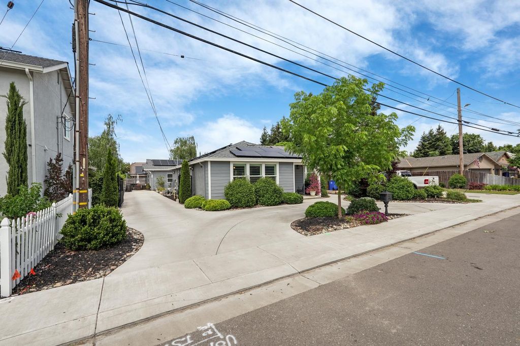 595 E Augusta St, Woodbridge, CA 95258