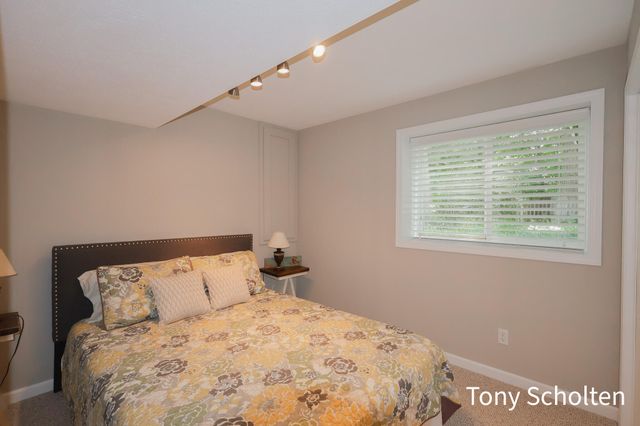 7260 Oaklane Court, Hudsonville, MI 49426