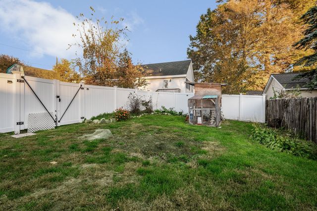 100 Hilltop Rd, Dracut, MA 01826
