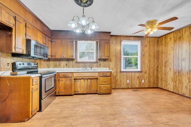 125 Lynn Ln, Charlotte, TN 37036