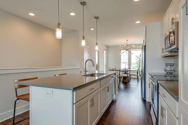 72 Fern Ave, Nashville, TN 37207