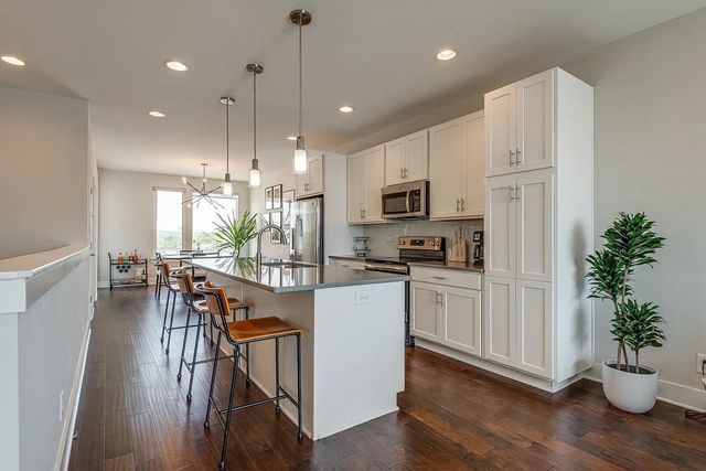 72 Fern Ave, Nashville, TN 37207