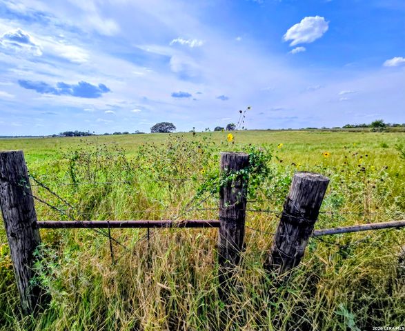 TBD Fm472, Bigfoot, TX 78005