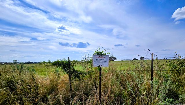 TBD Fm472, Bigfoot, TX 78005