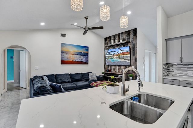 7909 NW 19th St, Margate, FL 33063