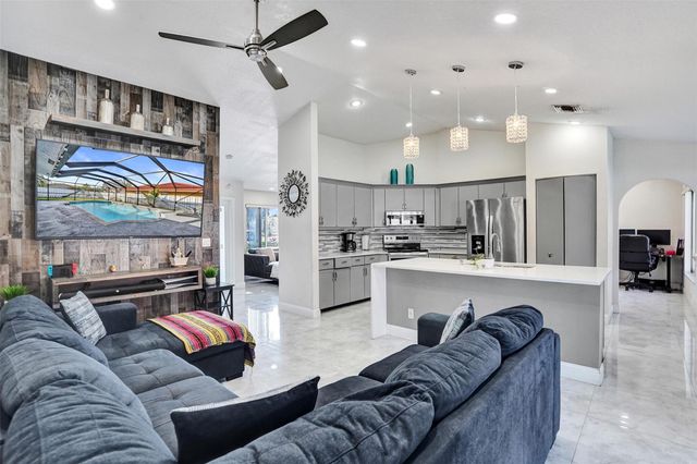 7909 NW 19th St, Margate, FL 33063