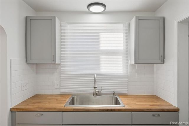 11285 Lakepointe Street, Detroit, MI 48224