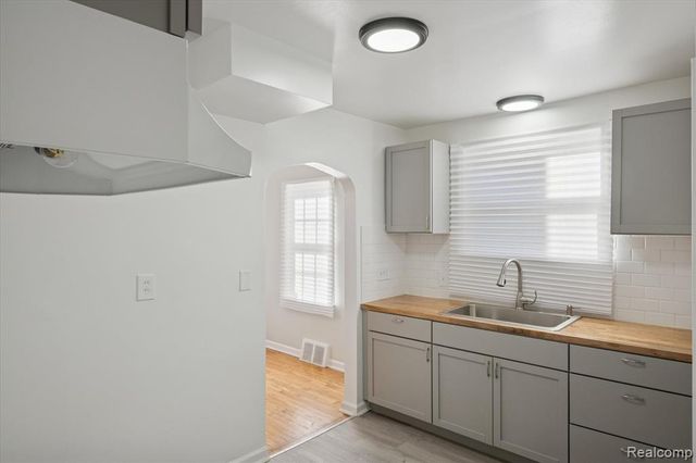 11285 Lakepointe Street, Detroit, MI 48224