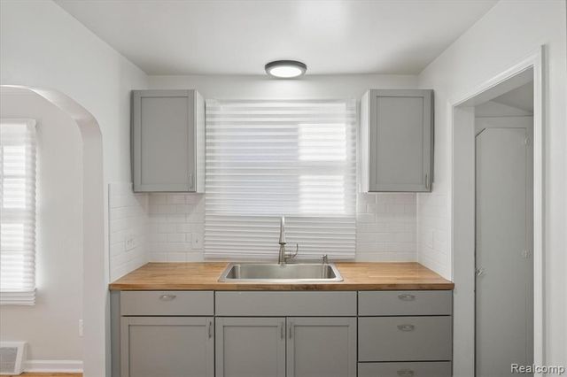 11285 Lakepointe Street, Detroit, MI 48224