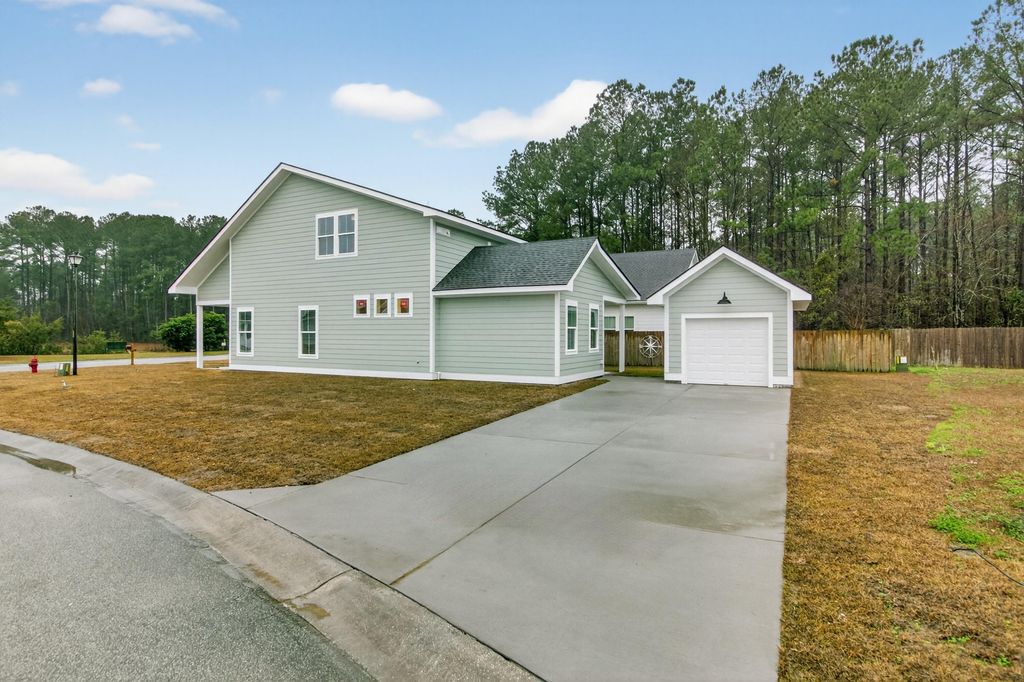 Image 5 of property listing at 102 Brightwood Drive, Huger, SC 29450