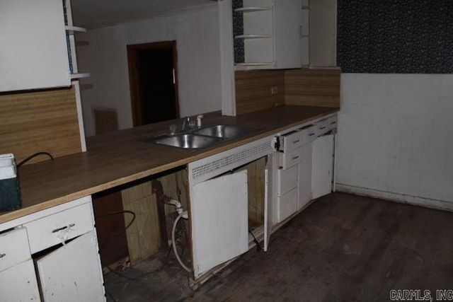 504 NE 3rd Street, England, AR 72046