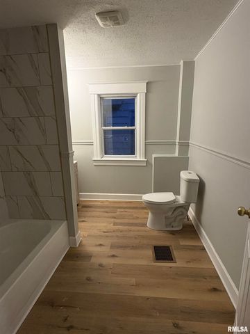 1111 N WALNUT Street, Springfield, IL 62702