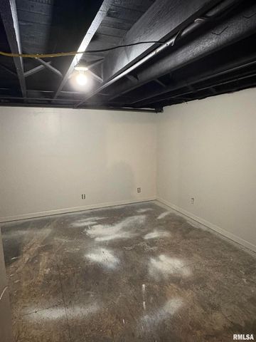 1111 N WALNUT Street, Springfield, IL 62702