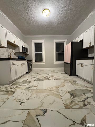 1111 N WALNUT Street, Springfield, IL 62702