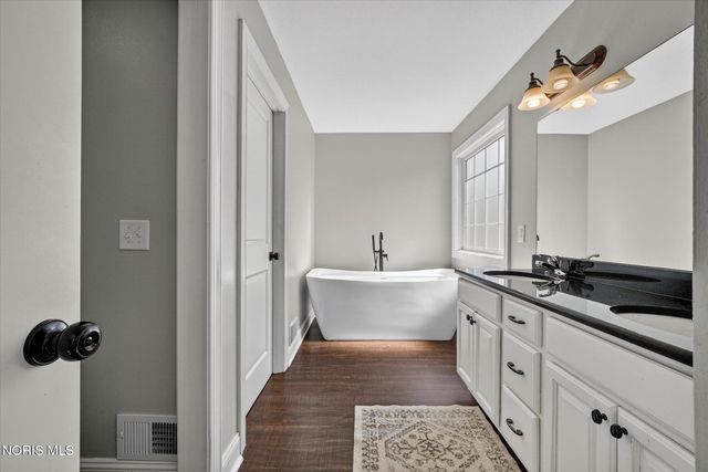 4742 Middle, Monclova, OH 43542