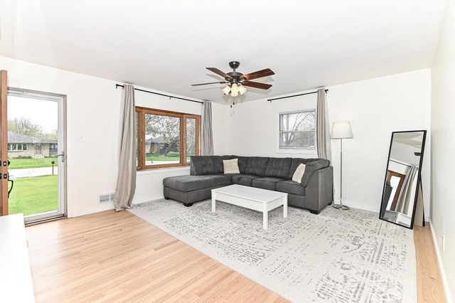 3351 Carol COURT, Oak Creek, WI 53154