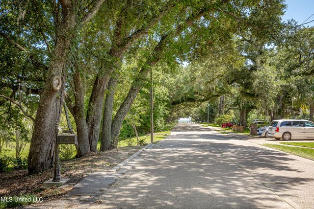 416 Jackson Avenue, Ocean Springs, MS 39564