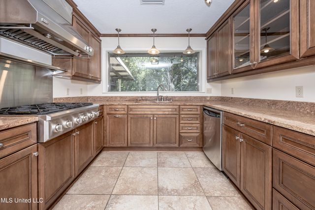 416 Jackson Avenue, Ocean Springs, MS 39564