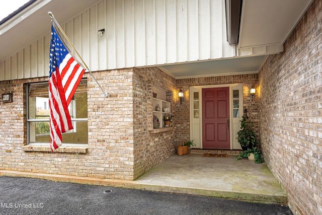 416 Jackson Avenue, Ocean Springs, MS 39564