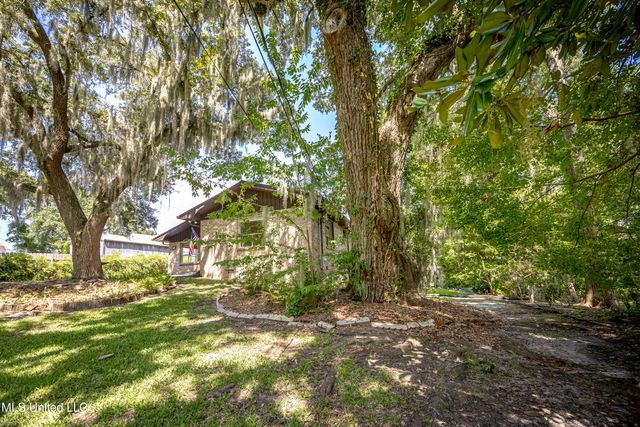 416 Jackson Avenue, Ocean Springs, MS 39564