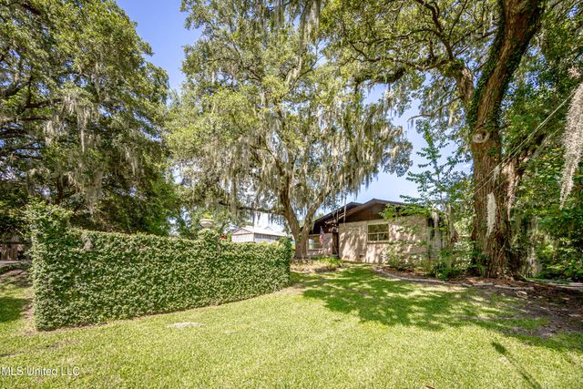 416 Jackson Avenue, Ocean Springs, MS 39564