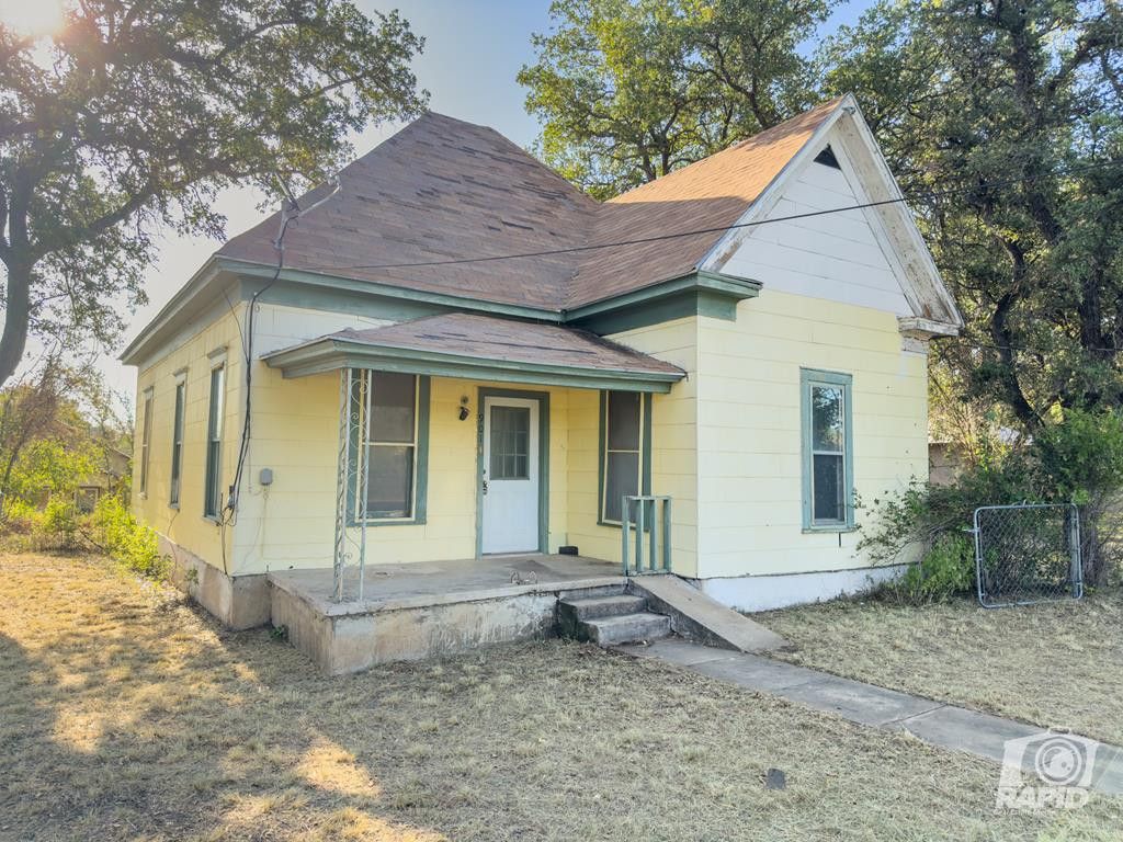Image 1 of property listing at 901 S Walnut Street, Brady, TX 76825