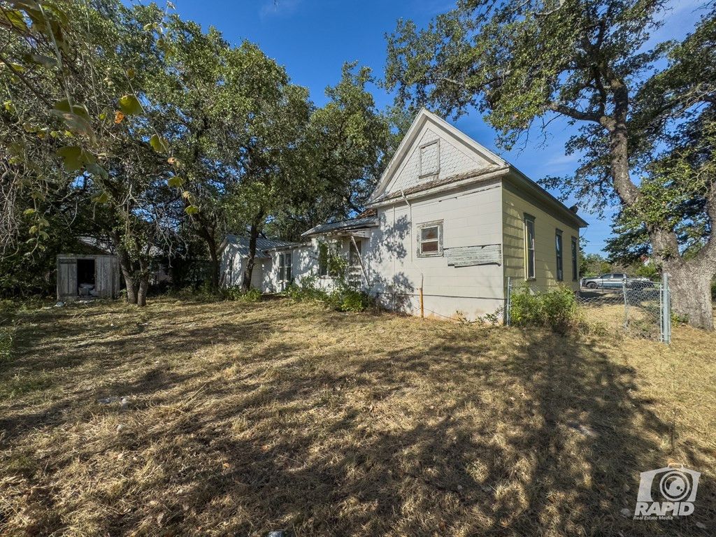 Image 10 of property listing at 901 S Walnut Street, Brady, TX 76825